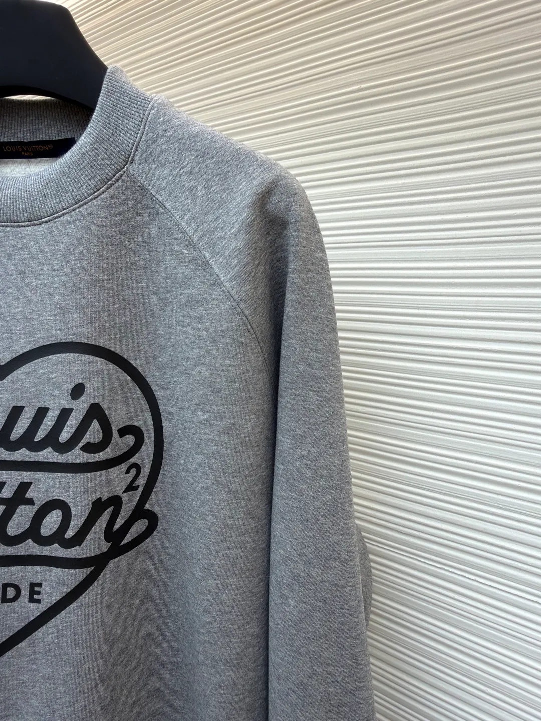 LOUIS VUITTON big heart logo letter print sweatshirt ●Original version: purchased and developed by 6909 ●Item number: 1681806-A75 ●Fabric: cotton fabric ●Technology: printing production ●Color: gray ●Version: fitted version ●Weight: about 545 grams ●Size: S-M-L-XL ●Description: The body is made of 100% cotton fabric, which has been pre-shrunk, making it soft and waxy to the touch and not easily deformed; the round neck uses three-needle hemming technology, and the inside of the collar is lined with rib strips to keep it from becoming loose after long-term wear. The love logo on the chest is printed with environmentally friendly glue. After three times of scraping and high-temperature setting, the pattern is clear and full, and is not easy to crack. The raglan sleeves are edged with the same color binding strip to improve the fit of the shoulders. The hem and cuffs are wide ribbed, with moderate elasticity and washability. The overall stitching is 12 stitches/inch high-density stitching, and the details are overlocked and reinforced to take into account comfort and durability. The overall wiring is straight and delicate, the fabric is comfortable and soft, and the color is consistent without color difference. It can be matched with the same style to create a fashionable look and control various occasions. Customized accessories, complete with three standards, same style for men and women!